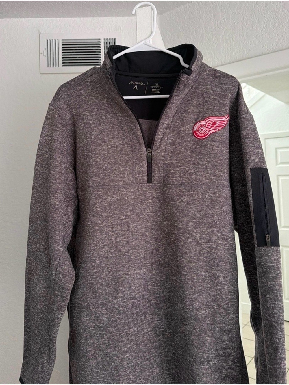Men's Antigua Detroit Red Wings 1/4 Zip Pullover Sweatshirt. Size XL. NHL